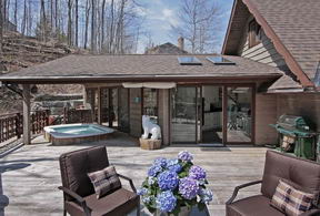 Deck with hot tub - Country homes for sale and luxury real estate including horse farms and property in the Caledon and King City areas near Toronto